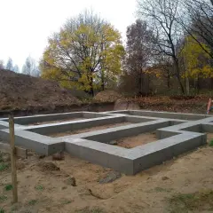 Nowy fundament czeka na dalsze prace. Widać, ile fundament musi odstać, zanim będzie można kontynuować budowę.