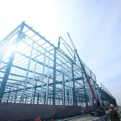 Budowa hali z konstrukcji stalowej. Warto wiedzieć, ile kosztuje stal zbrojeniowa, by oszacować koszty budowy.