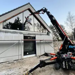Dom w stanie surowym zamkniętym. Mini żuraw montuje okna, co dalej?