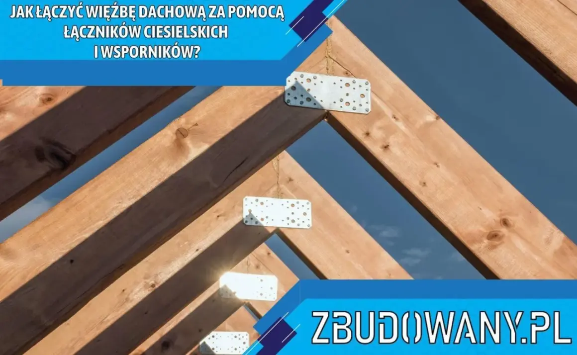 Drewniana więźba dachowa, gdzie widoczne są metalowe łączniki do krokwi, ułatwiające łączenie krokwi na długości.