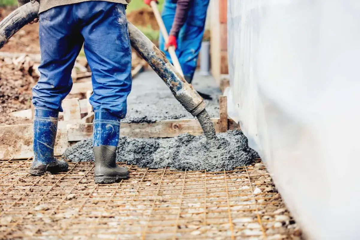 Pracownicy wylewają beton na zbrojenie. Trudno ocenić, ile to jest kubik betonu, ale praca wre!